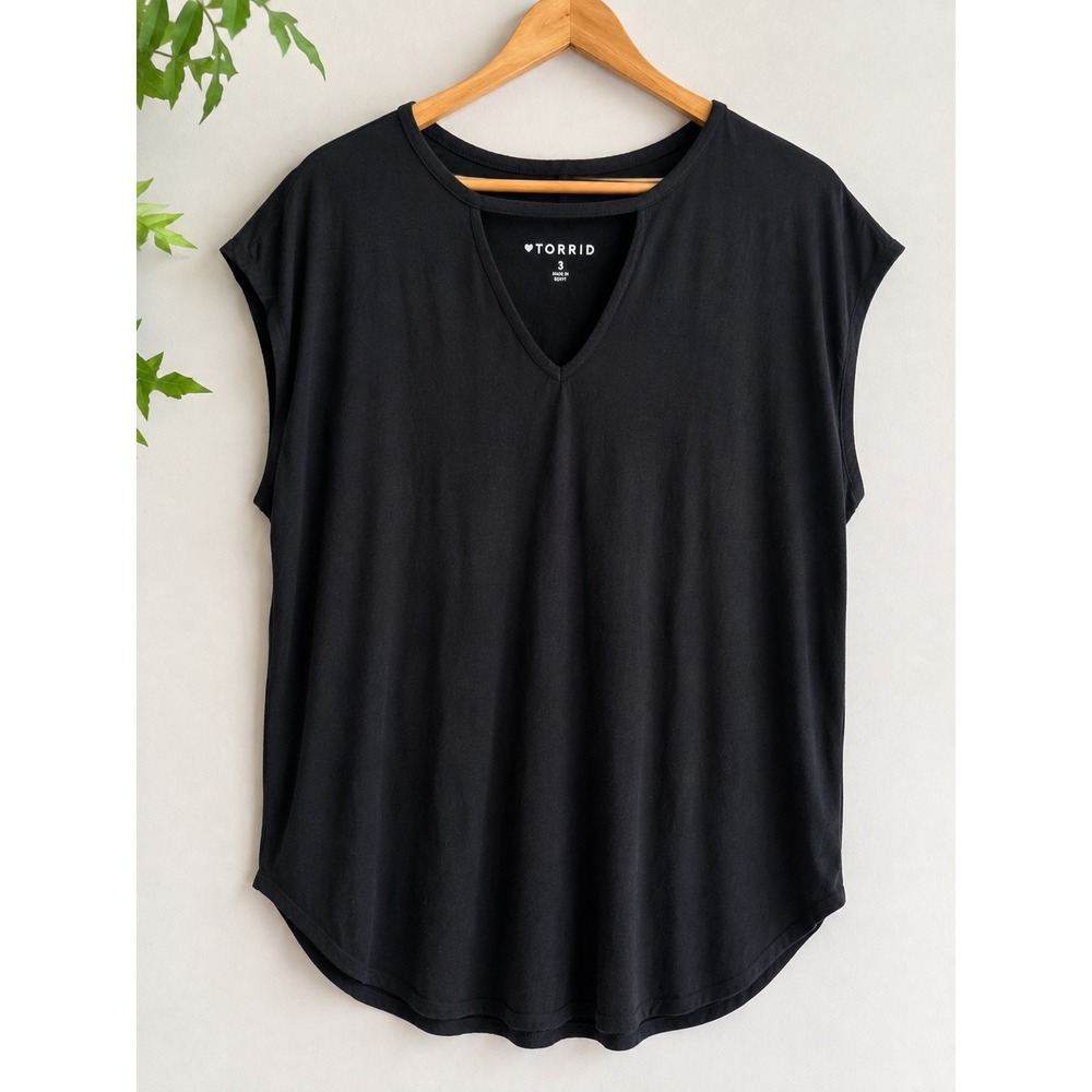 Torrid Black Cutout V-Neck Short Sleeve Top Size 3 Plus Relaxed Fit Tee